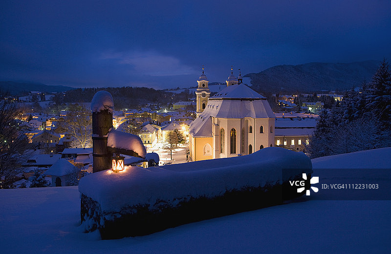 奥地利萨尔茨卡默古特蒙德塞：夜晚圣米歇尔大教堂景观图片素材