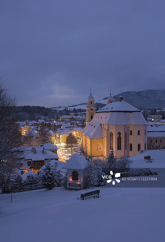 奥地利萨尔茨卡默古特蒙德湖黄昏时分的圣米哈伊尔教堂景观图片素材