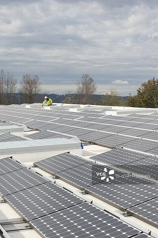 绿色能源技术员调整屋顶光伏板图片素材
