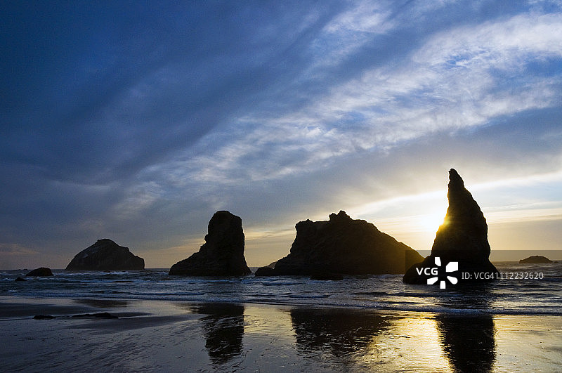 俄勒冈州班顿海滩日落时的海蚀柱图片素材