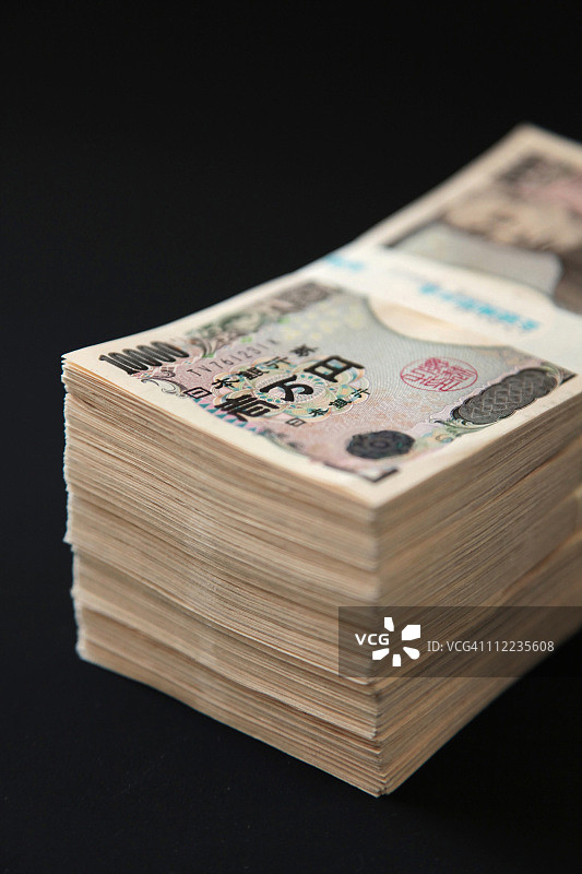 一叠万元日元纸币图片素材