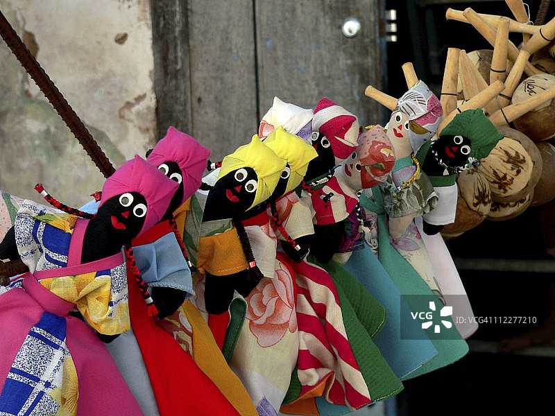 古巴纪念品：在古巴特立尼达出售的木偶和沙槌图片素材