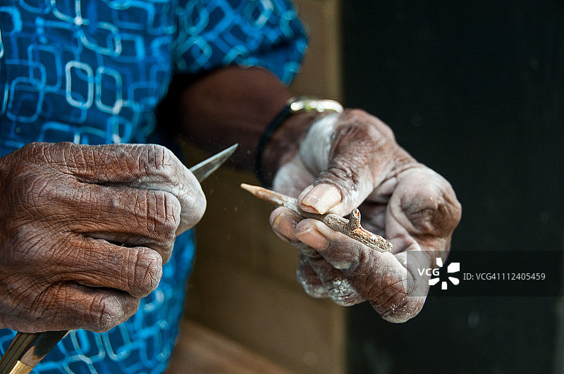 土著妇女和点画笔图片素材