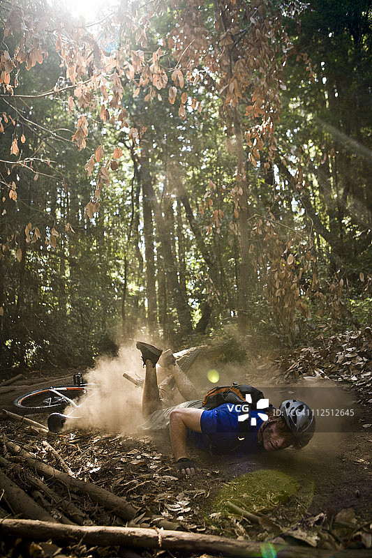 男子在单轨山路上骑山地自行车坠毁图片素材