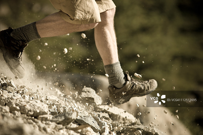 穿着短裤在下坡路上跑步的男人图片素材