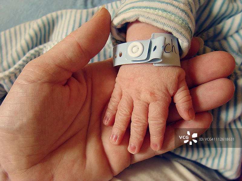 带着医院手环的新生儿褶皱的手图片素材