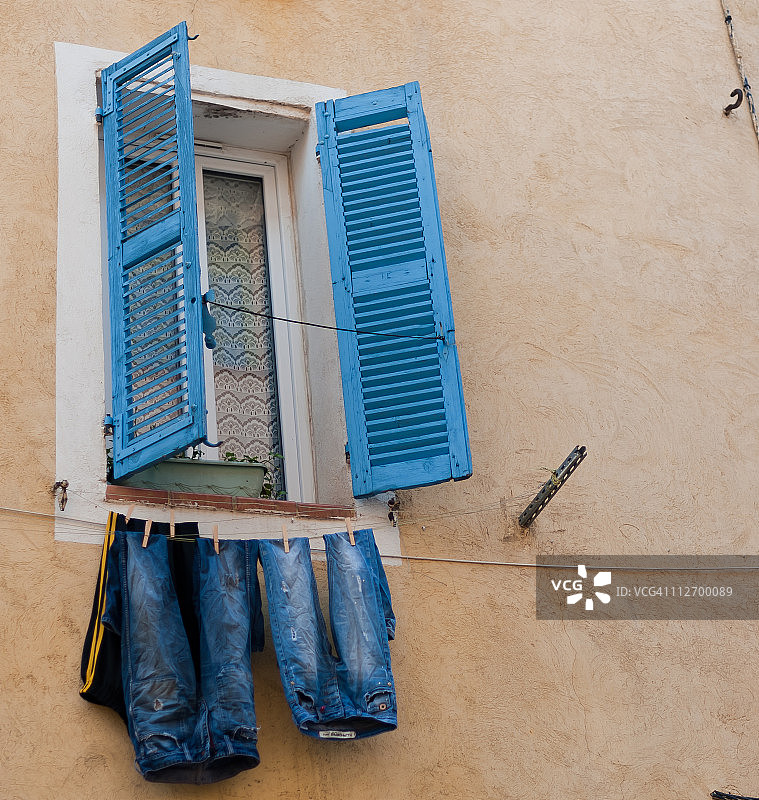 悬挂在房屋立面上的晾衣绳图片素材