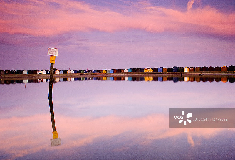 布莱特灵西夕阳下的海滩小屋倒影图片素材