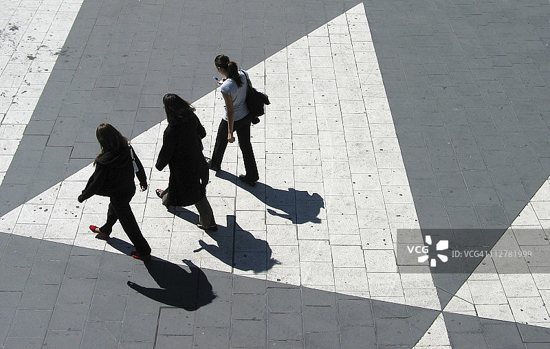 三名年轻女子穿过斯德哥尔摩的塞尔格尔广场图片素材