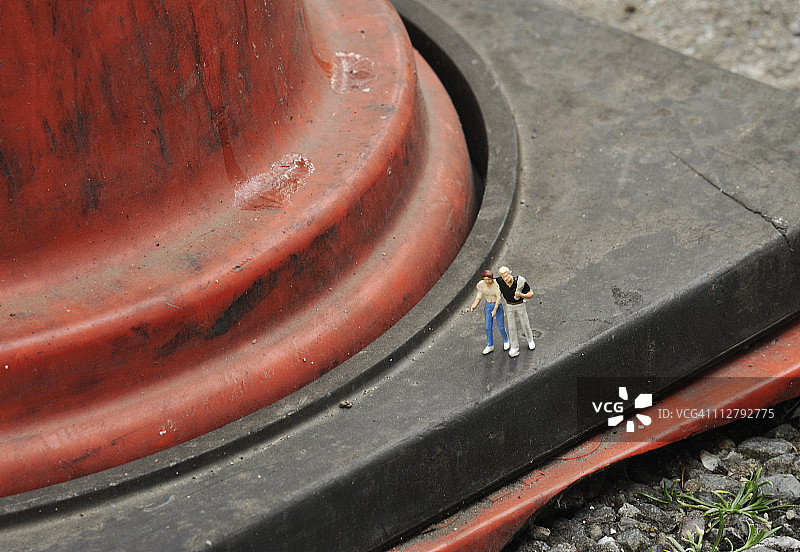 与情侣同行的人图片素材