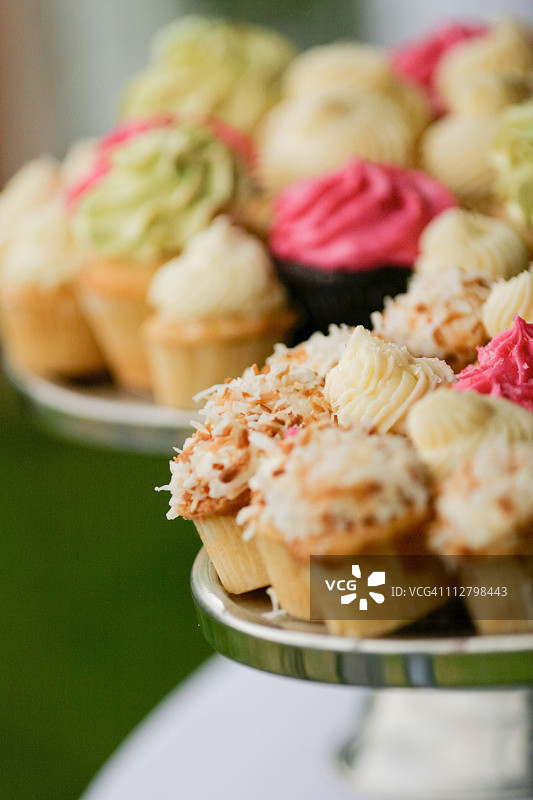 招待会上的各色小纸杯蛋糕图片素材