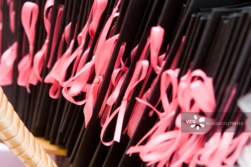 系在婚礼流程单上的篮子里的粉色丝带图片素材