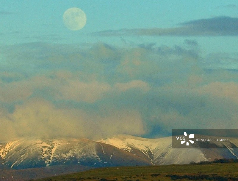 霍吉尔费尔斯上空的满月图片素材