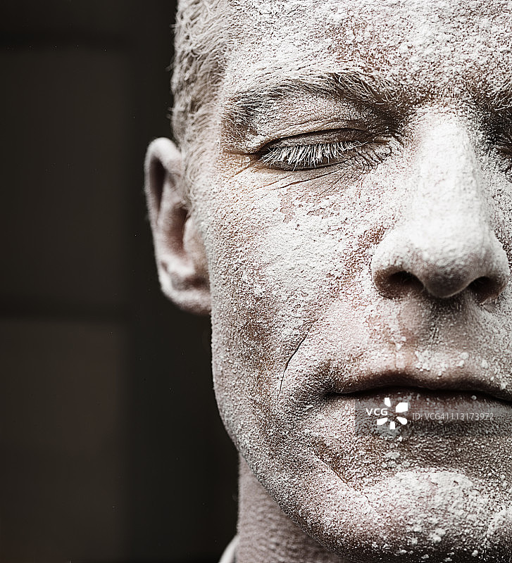 满是灰尘的成年男子面部特写图片素材