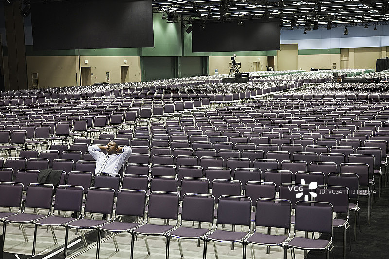 黑人在空旷的会议中心等候图片素材