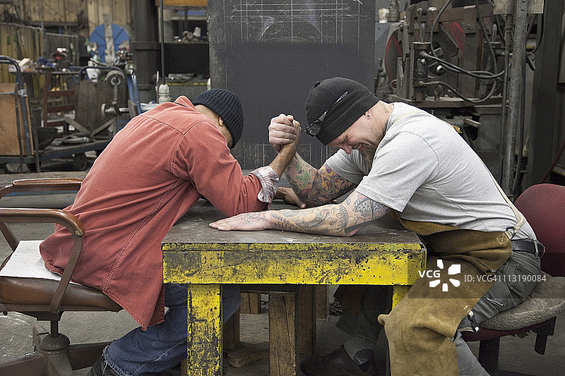 工厂里工人们正在扳手腕图片素材