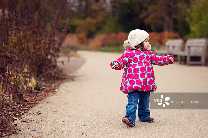 幼儿走路图片素材