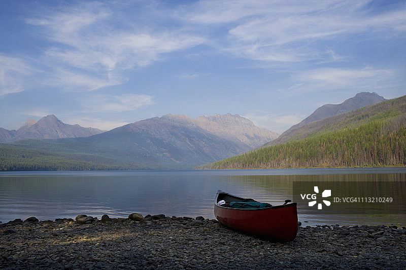 山间湖岸边的皮划艇图片素材