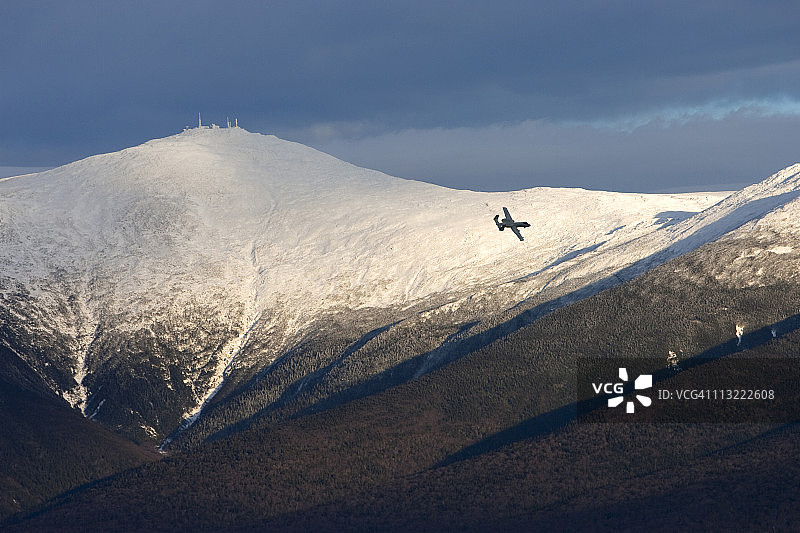飞机飞越华盛顿山和总统山脉图片素材