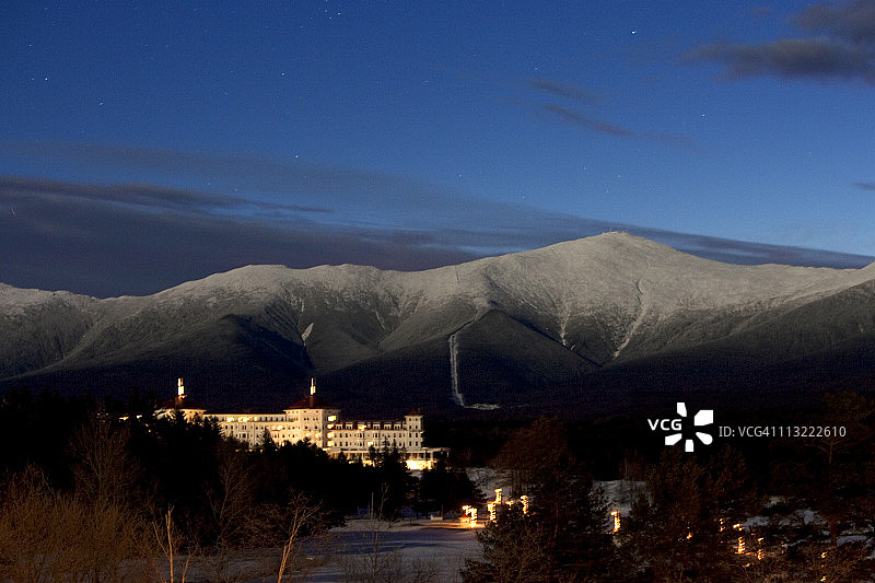 新罕布什尔州白山，华盛顿山顶被白雪覆盖的酒店夜景图片素材