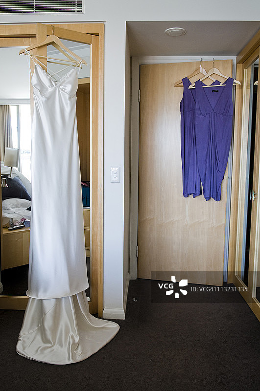 婚纱和伴娘礼服图片素材