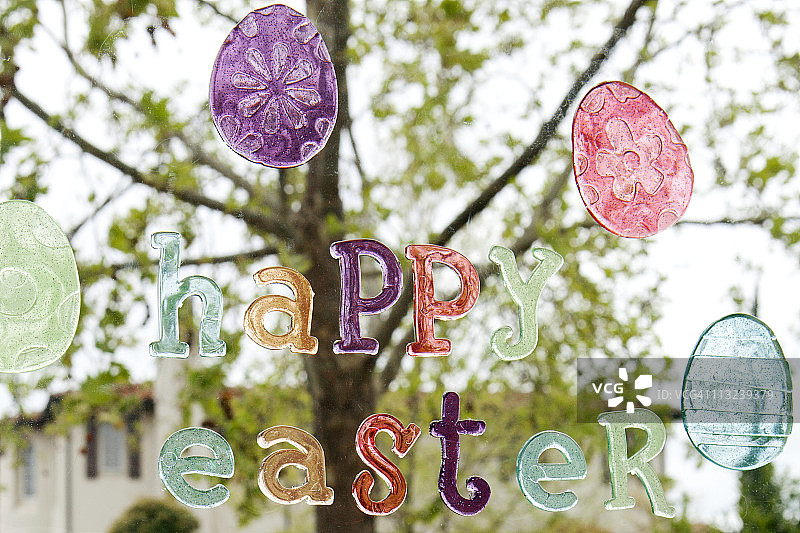 窗户上的复活节快乐消息和彩蛋装饰图片素材