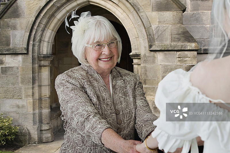 祖母在教堂外握着新娘的手图片素材