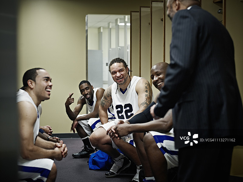 篮球教练在更衣室与队员交流图片素材