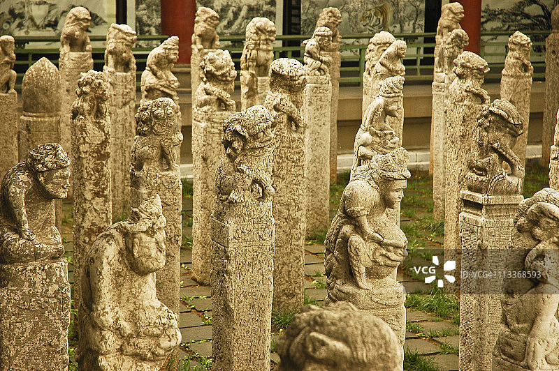 雕刻有动物形象的石柱图片素材