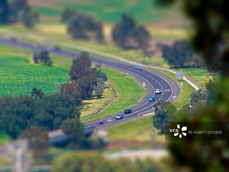 乡村道路上的微缩效果汽车图片素材
