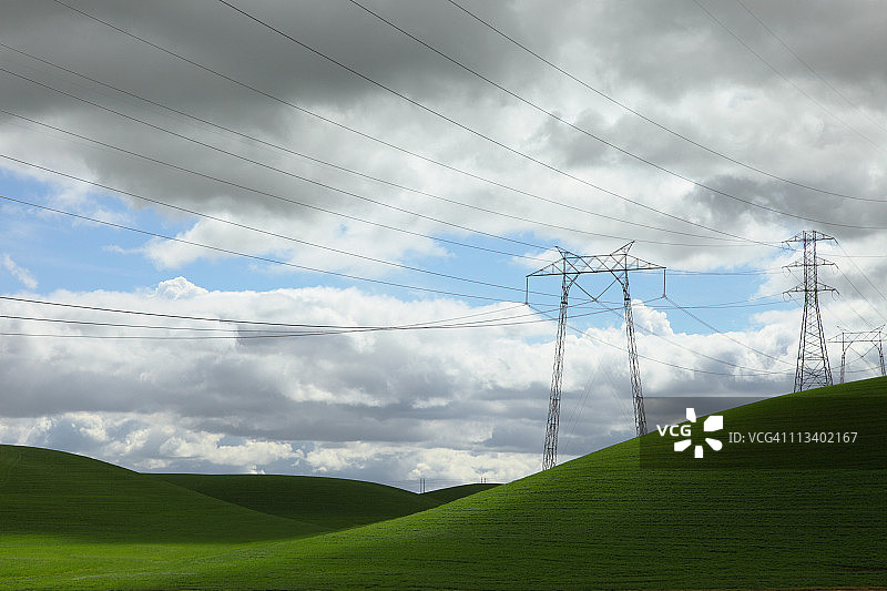 绿色山丘和电力塔图片素材