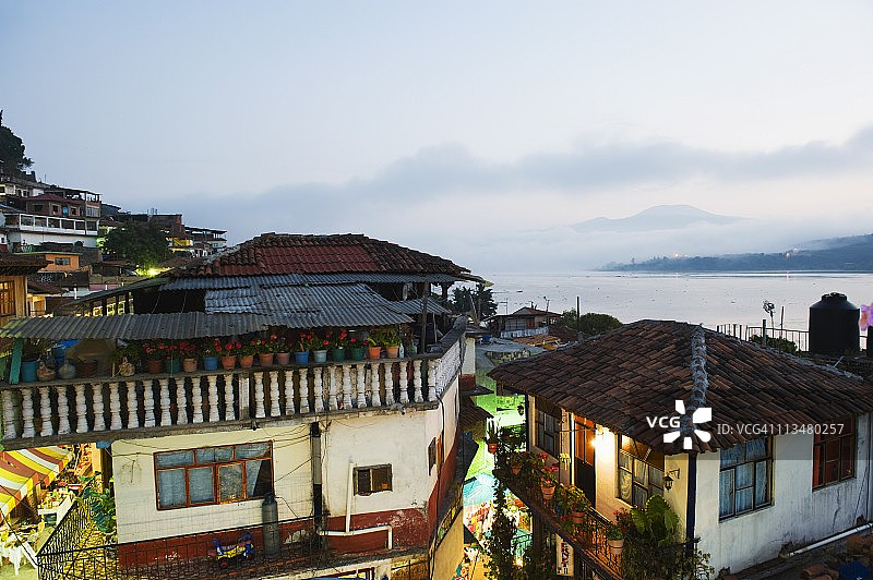 墨西哥米却肯州帕茨夸罗湖上的哈尼茨奥岛图片素材