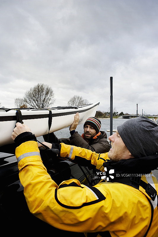 男士装载皮划艇图片素材
