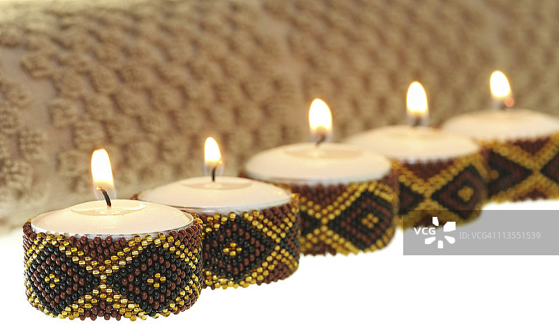 几只带有串珠钻石装饰的小型水疗蜡烛图片素材