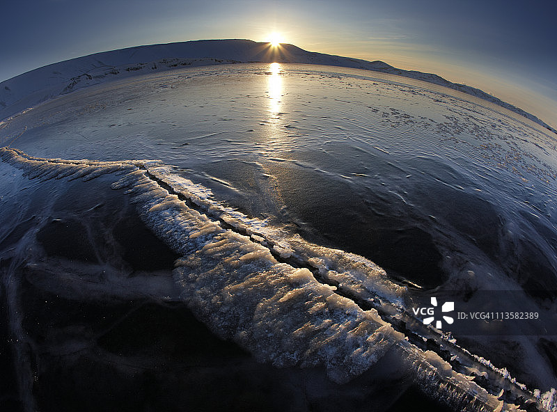 冰冻湖面上的冬季日落图片素材