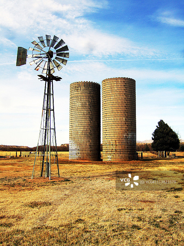 筒仓和复古金属风车图片素材