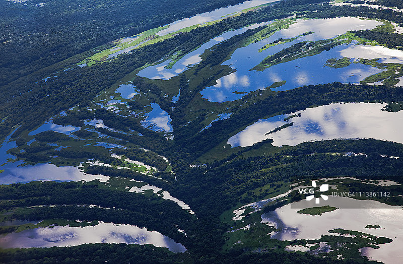 蜿蜒的河流和树木稀树草原鸟瞰图图片素材
