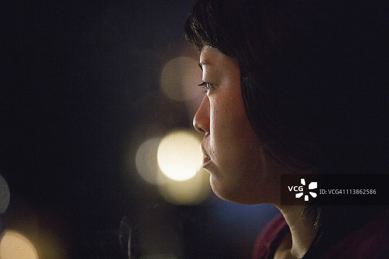 沉思的年轻亚洲女人特写图片素材