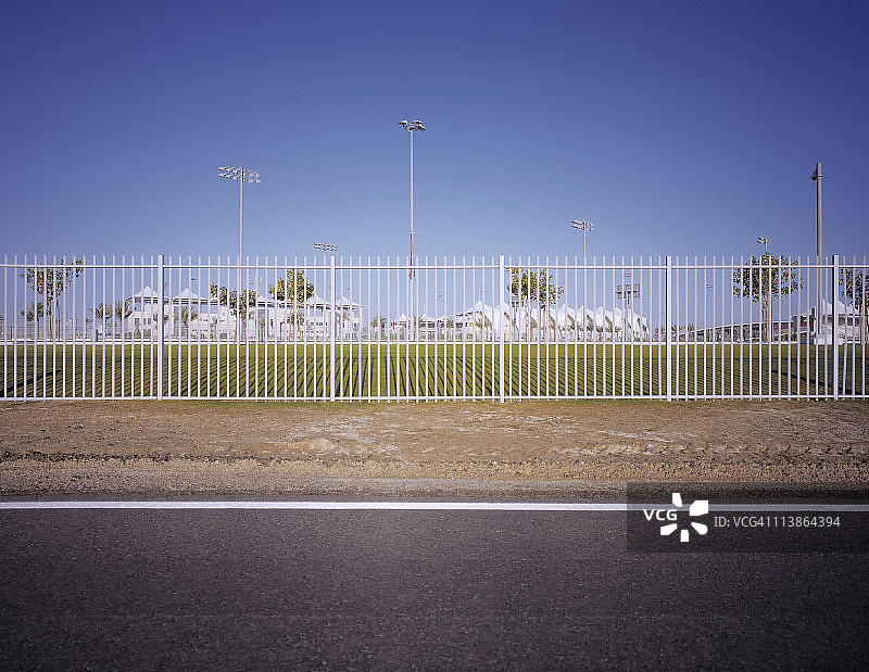 赛道边的栅栏与传统帐篷式看台图片素材