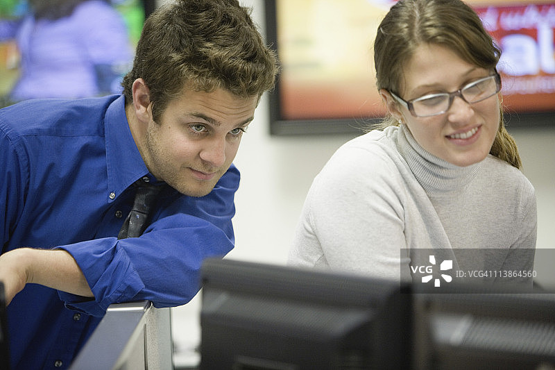 同事们看着电脑屏幕图片素材