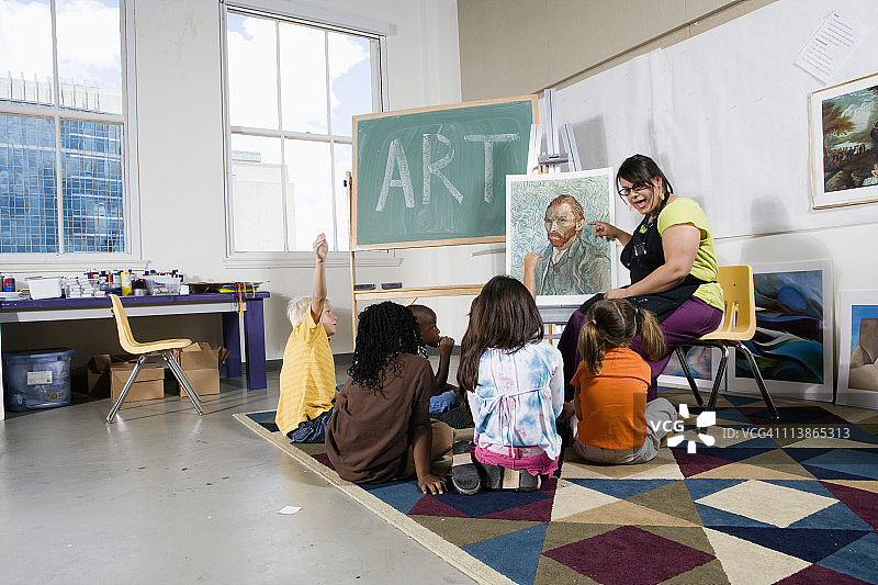美术老师在画架旁教导学生图片素材