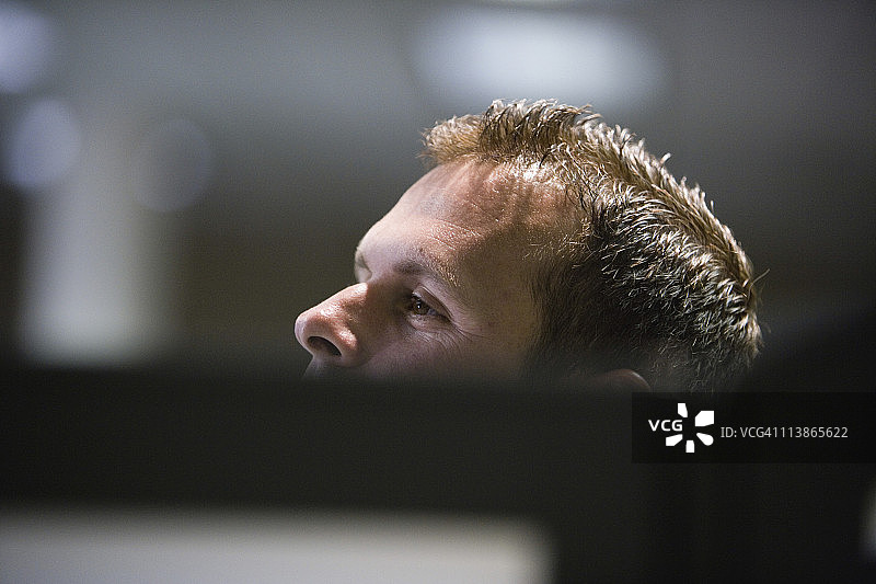 男人越墙特写图片素材