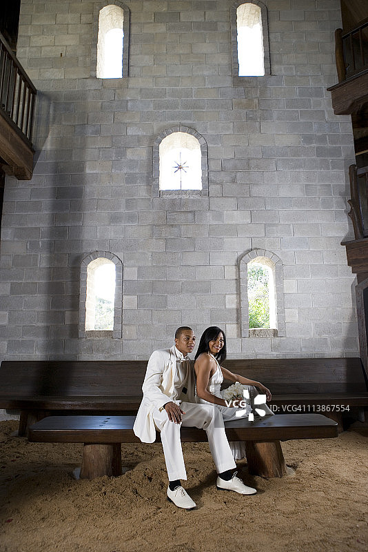 坐在中世纪城堡长椅上的新娘新郎肖像图片素材