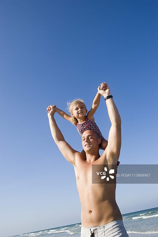 年轻的父亲和女儿玩耍图片素材