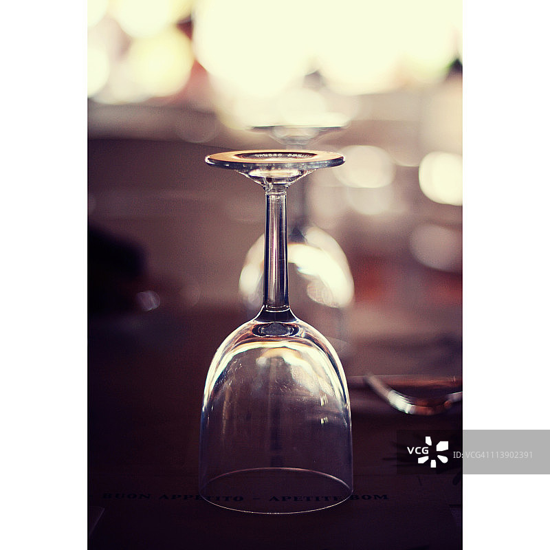 葡萄酒杯和散景图片素材