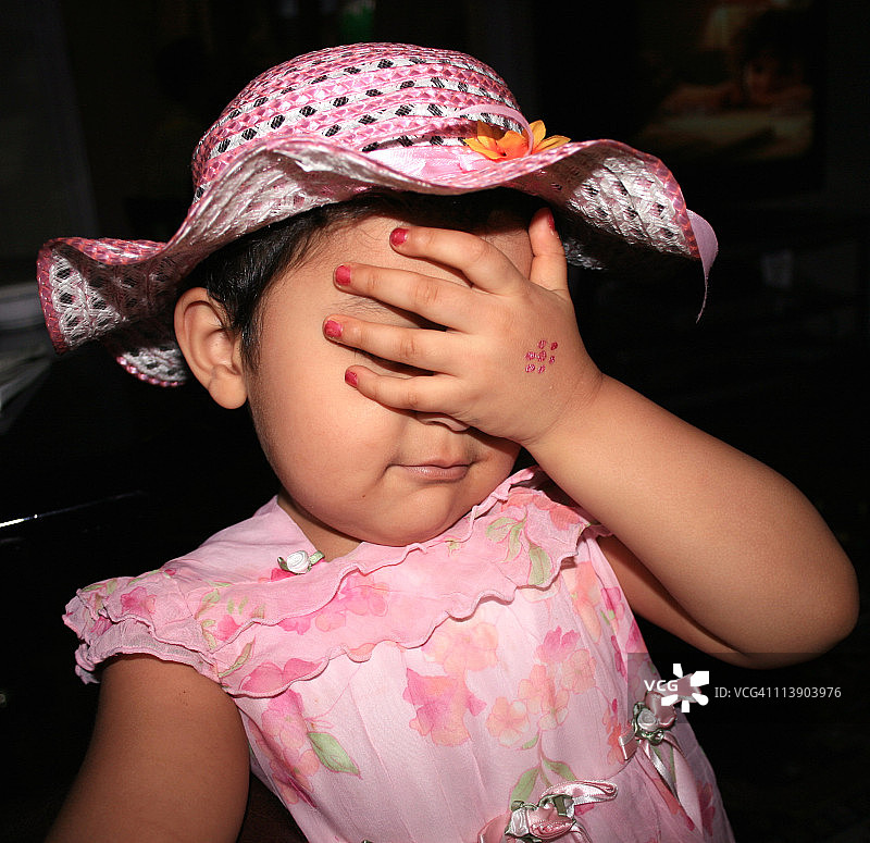 戴帽子的小女孩图片素材