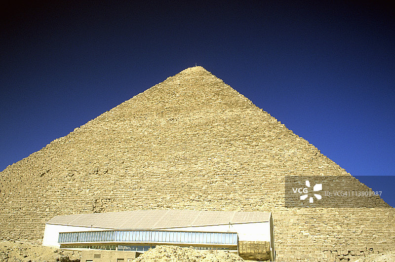 埃及吉萨的胡夫金字塔和博物馆图片素材