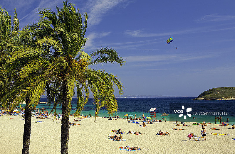 马加鲁夫海滩边的人们图片素材