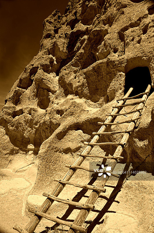 通往洞穴的阶梯图片素材