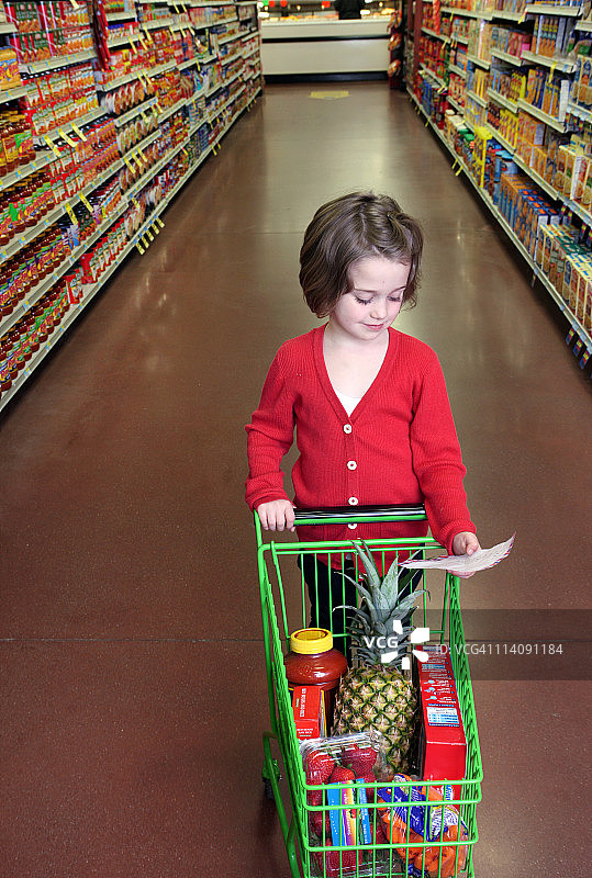 推着迷你购物车购物的女孩图片素材